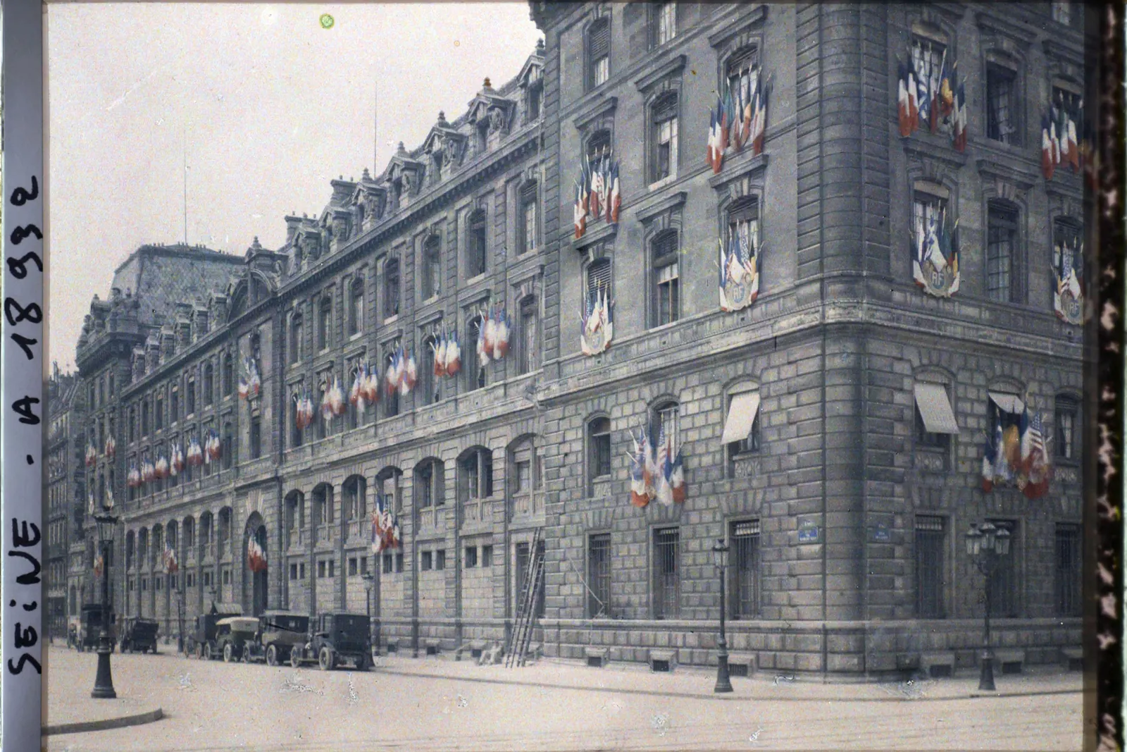 Autochrome de la préfecture de police de Paris décorée de drapeaux pour les fêtes de la Victoire