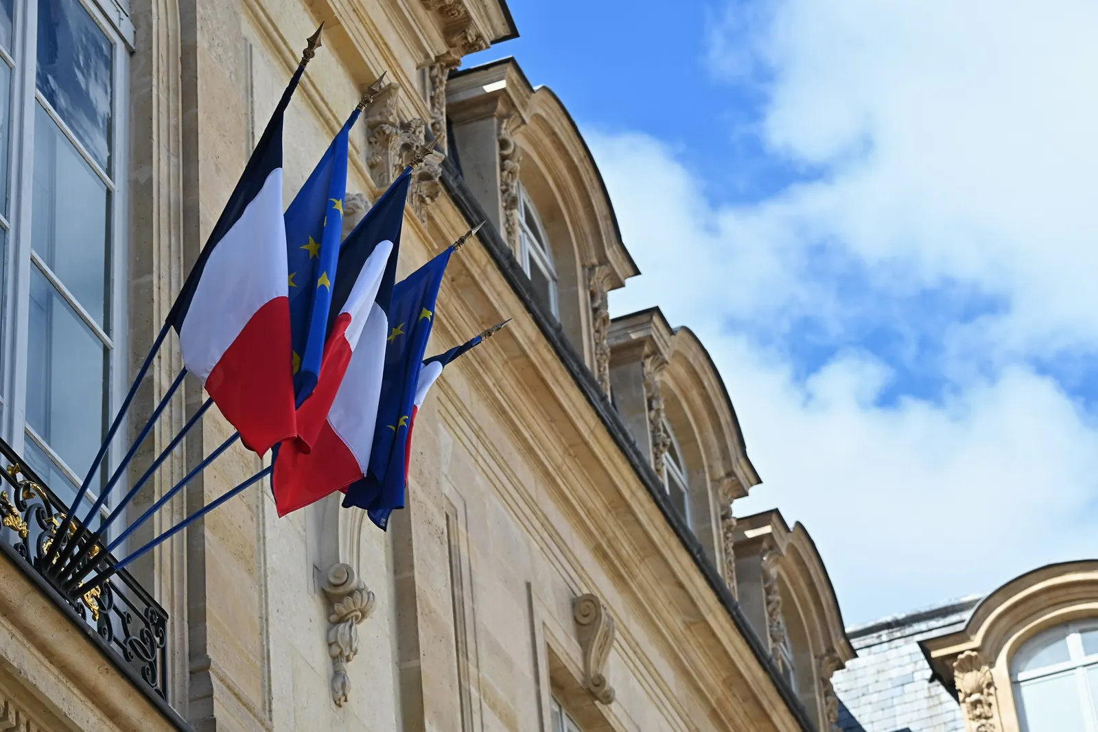 Drapeaux français et européens à des hampes sur la façade du palais de l’Élysée