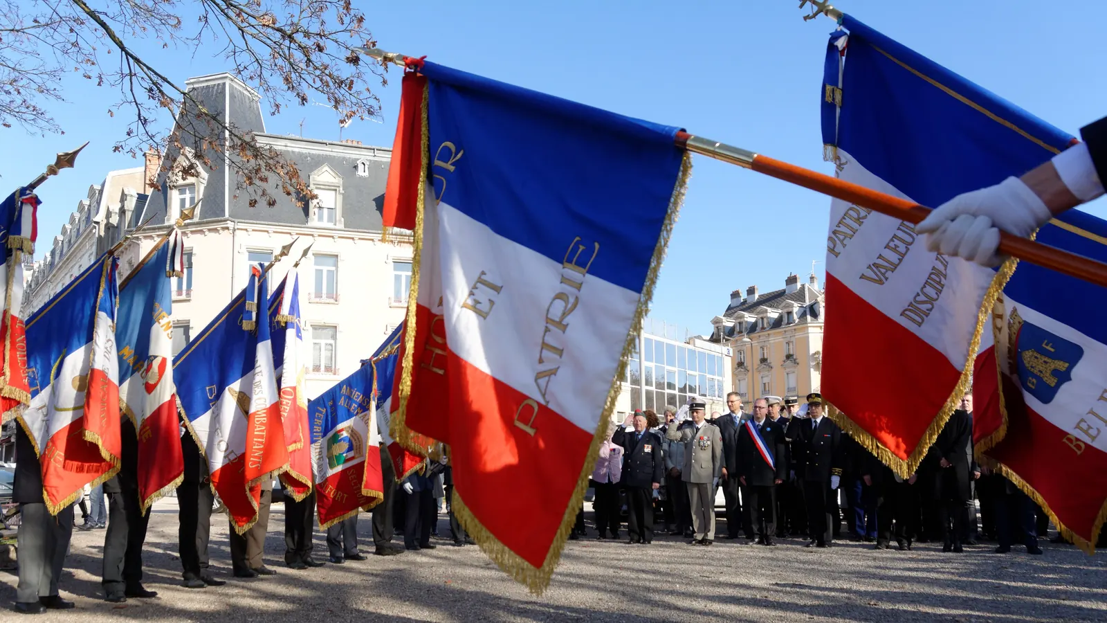 Des porte-drapeaux tiennent leurs drapeaux lors de la commémoration du 11 novembre à Belfort