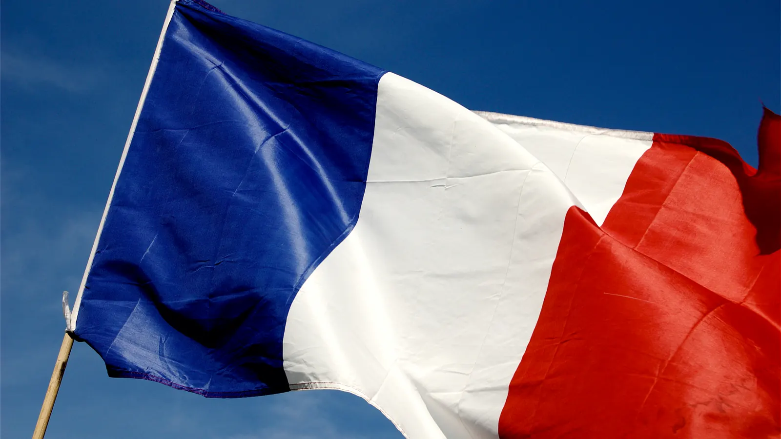 Le drapeau bleu, blanc, rouge en gros plan, déployé par le vent