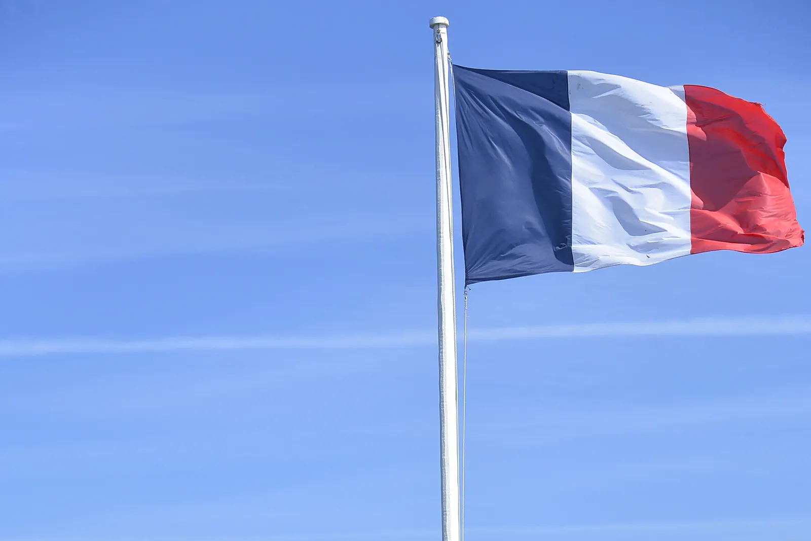 Un grand drapeau tricolore en haut d’un mât au Fort National de Saint-Malo