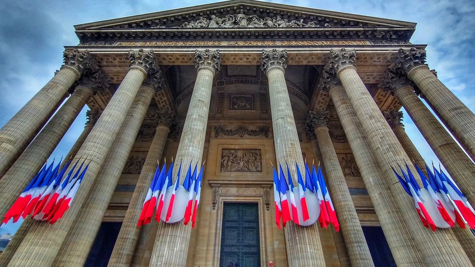 Le Panthéon à Paris avec des drapés tricolores entre les colonnes