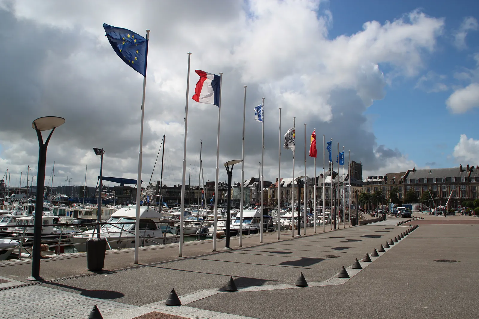 Une rangée de mâts simples avec des drapeaux le long du quai Henri-IV à Dieppe