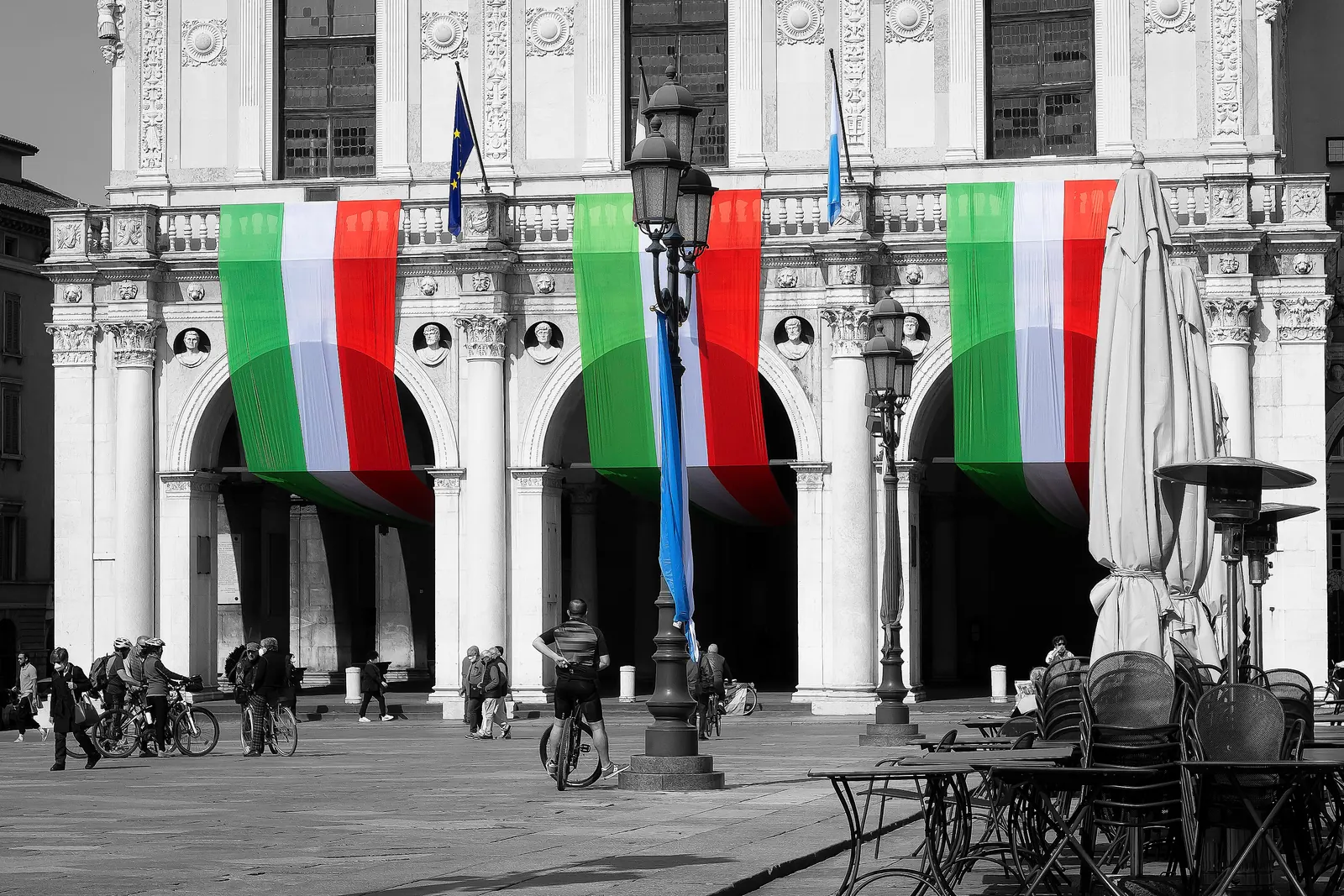 Grandi drappi tricolori sulla facciata della Loggia, in piazza della Loggia a Brescia, il 25 aprile