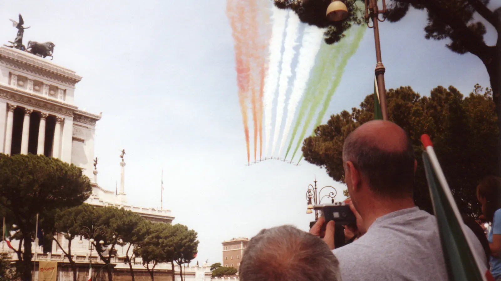 Le Frecce Tricolori disegnano il Tricolore nel cielo sopra via dei Fori Imperiali il 2 giugno 2002, davanti al pubblico con le bandiere