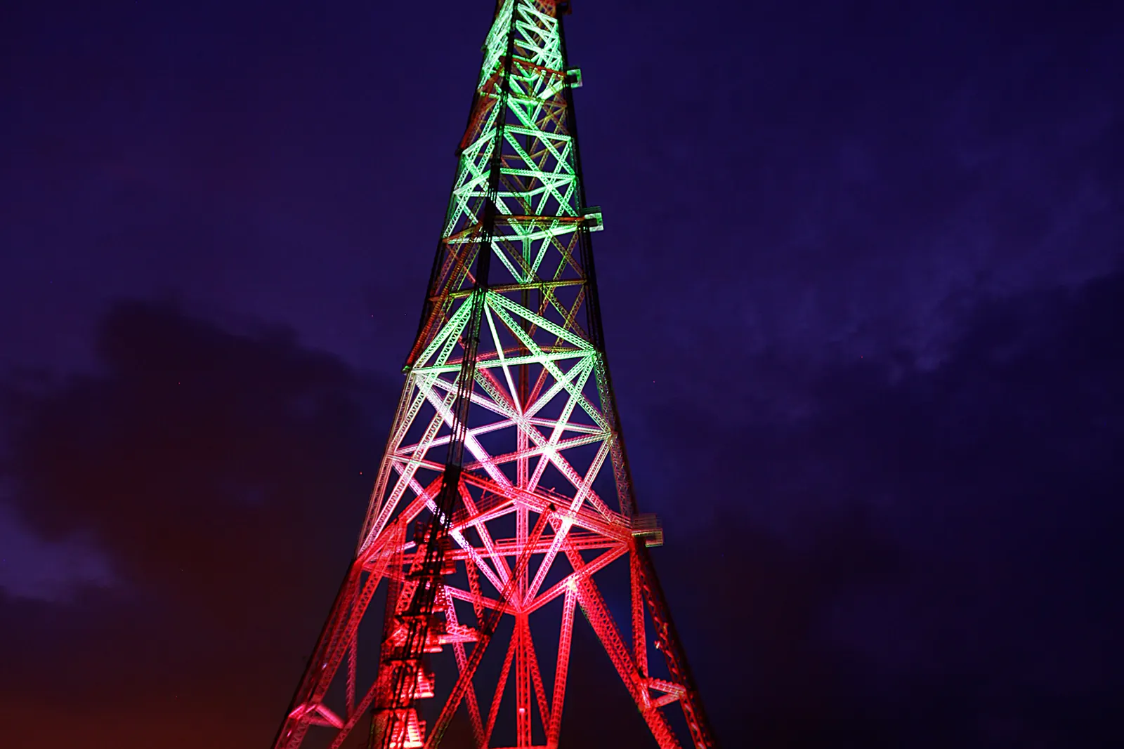 Il pilone di Torre Faro, a Messina, illuminato con i colori del Tricolore per la Festa della Repubblica del 2011