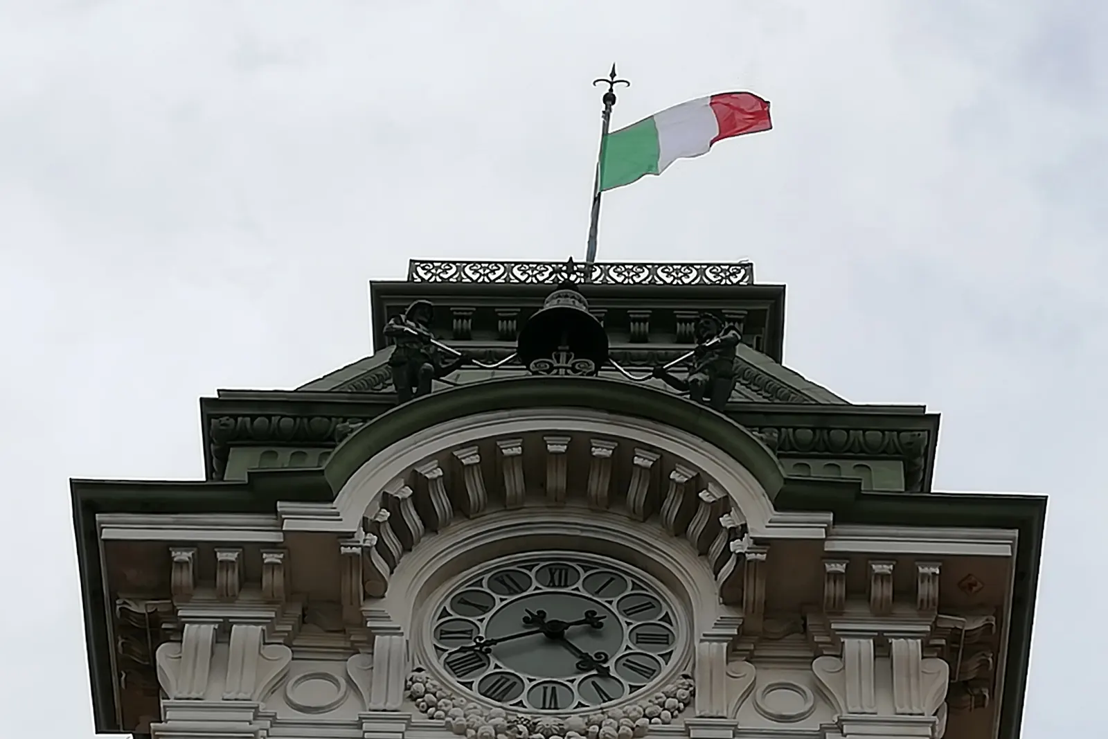 Il Tricolore sulla torre dell'orologio del Palazzo del Governo, in piazza Unità d'Italia a Trieste
