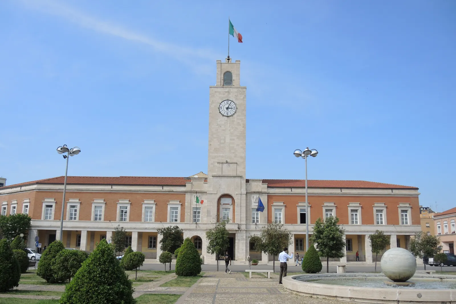 Il palazzo municipale di Latina con il Tricolore in cima alla torre