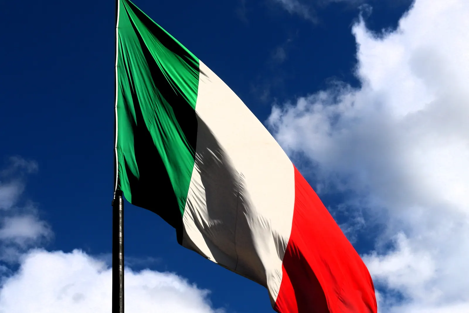 Primo piano del Tricolore con le tre bande verticali verde, bianca e rossa