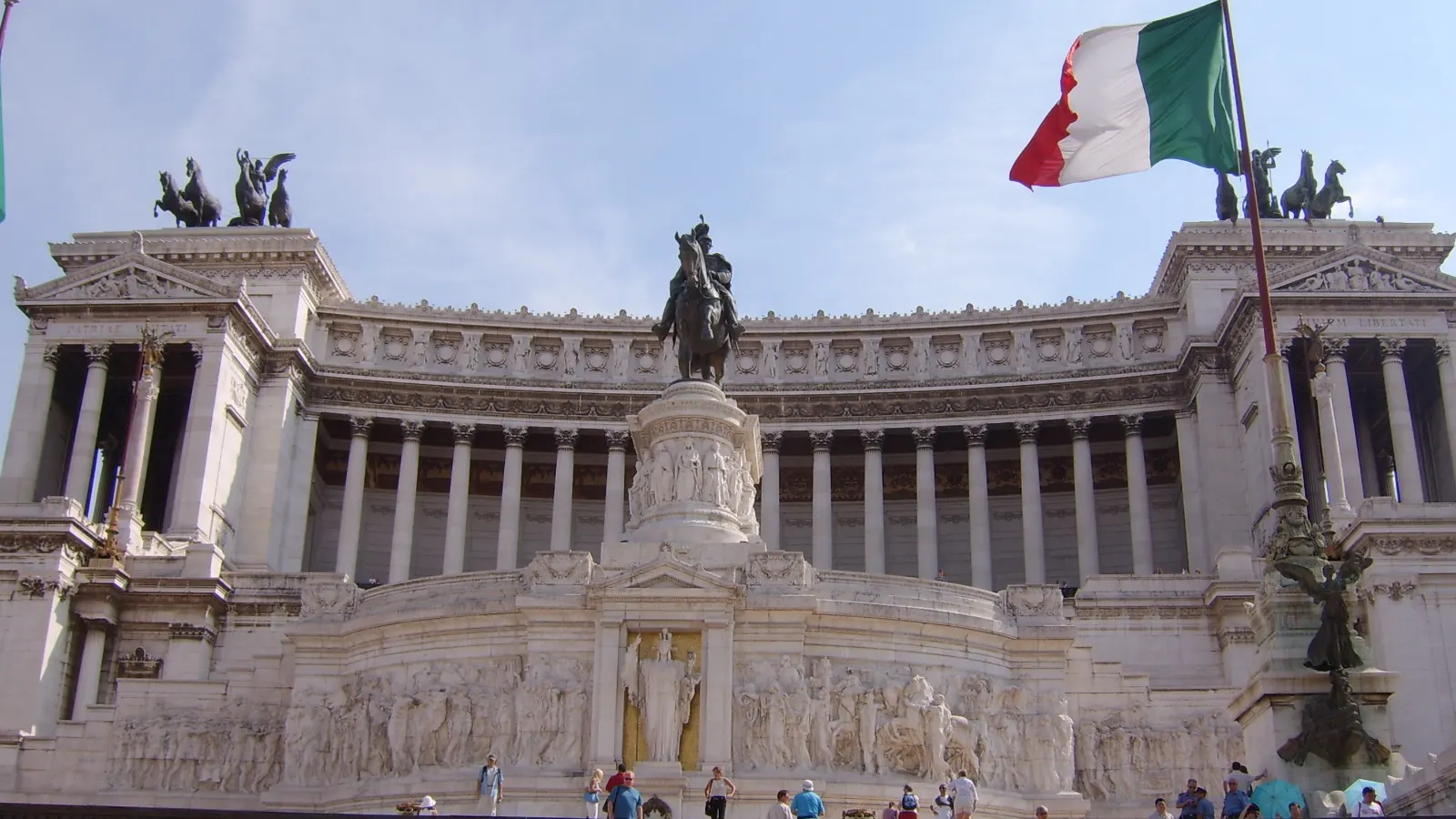 Il Vittoriano, a Roma, con il Tricolore su un pennone a destra