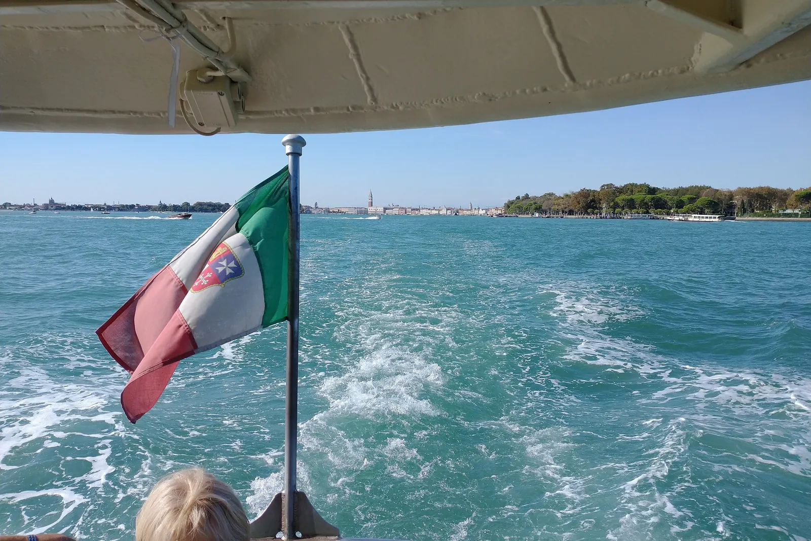 La bandiera con lo stemma della Marina sulla poppa di un battello nella laguna di Venezia