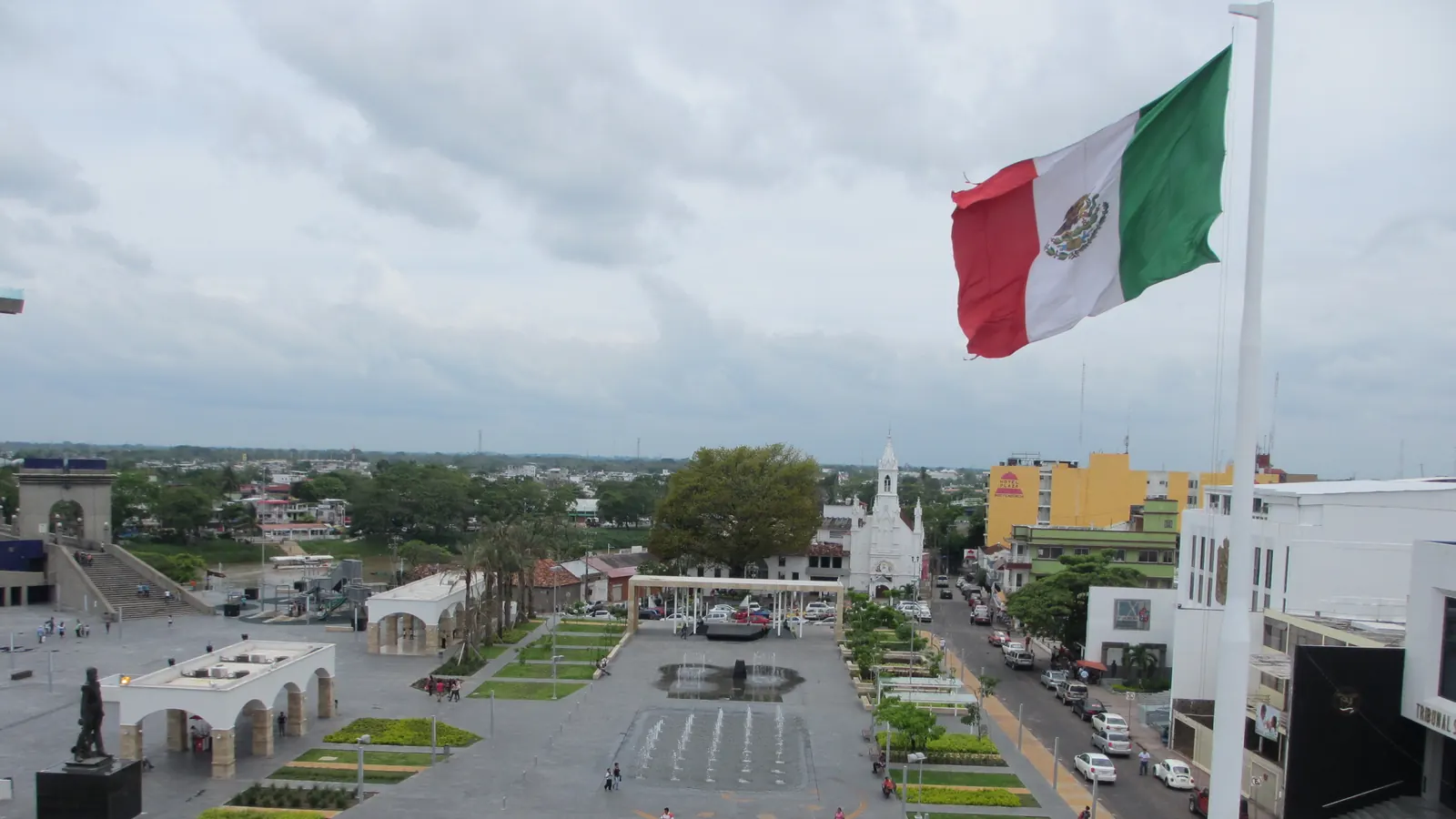 Un asta alta con la Bandera Nacional sobre la Plaza de Armas de Villahermosa, Tabasco