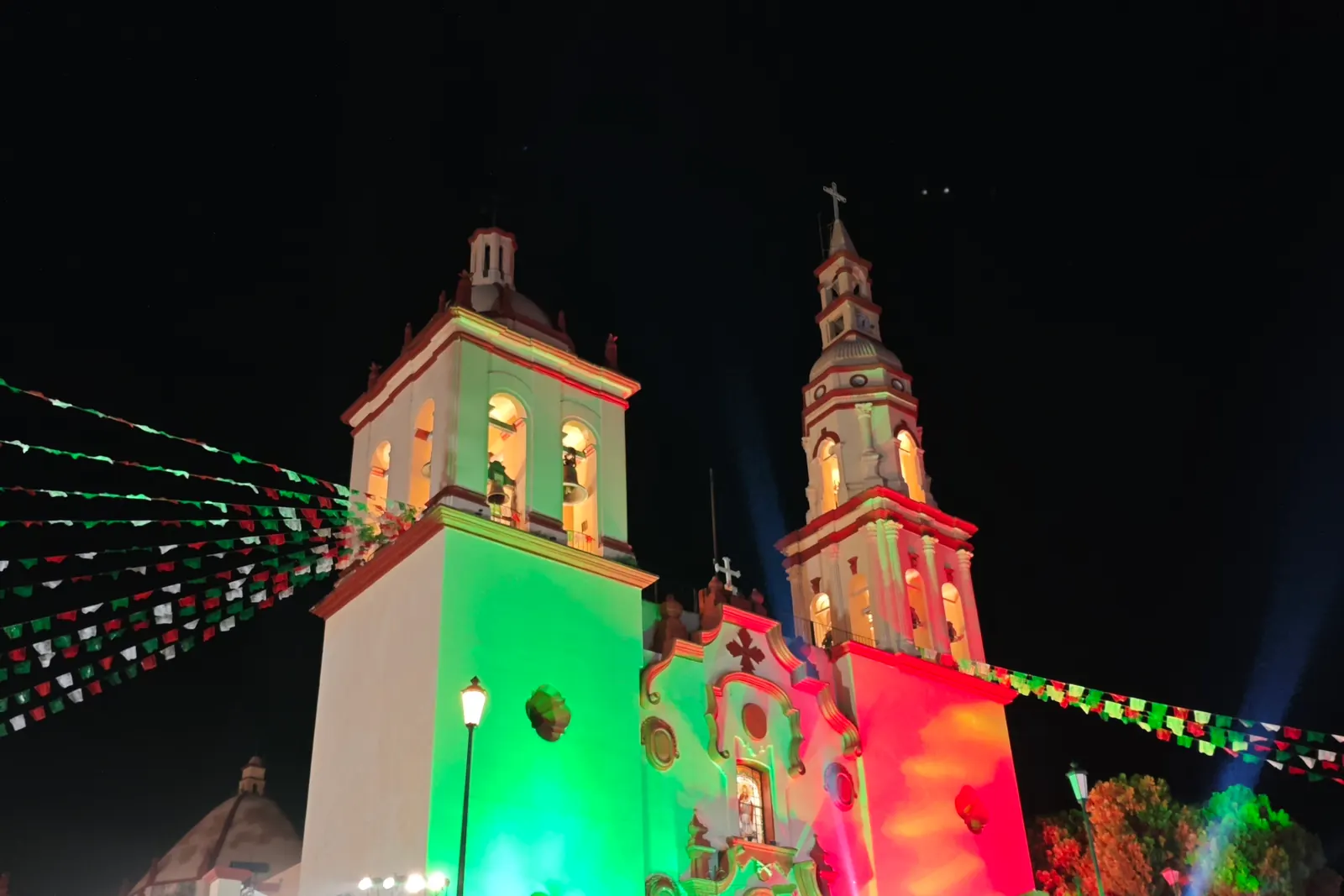 La iglesia de Santiago, Nuevo León, iluminada en verde, blanco y rojo durante el Grito de Independencia