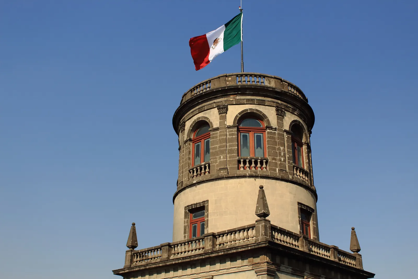 La Bandera Nacional en el asta del torreón del Castillo de Chapultepec