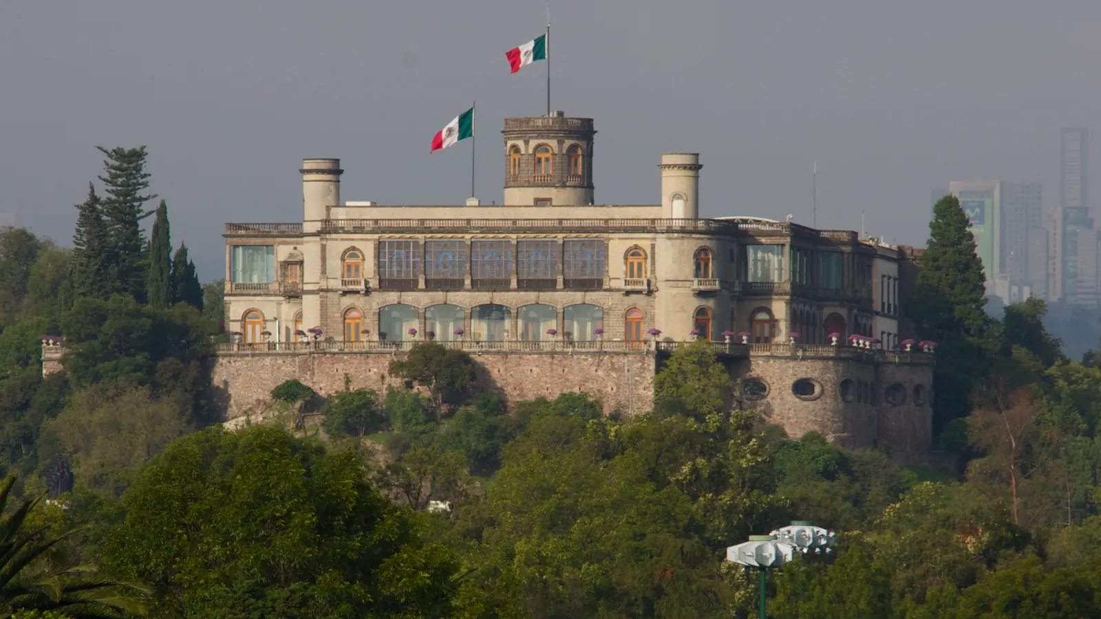 El Castillo de Chapultepec sobre el cerro, con banderas de México en el torreón y en el edificio