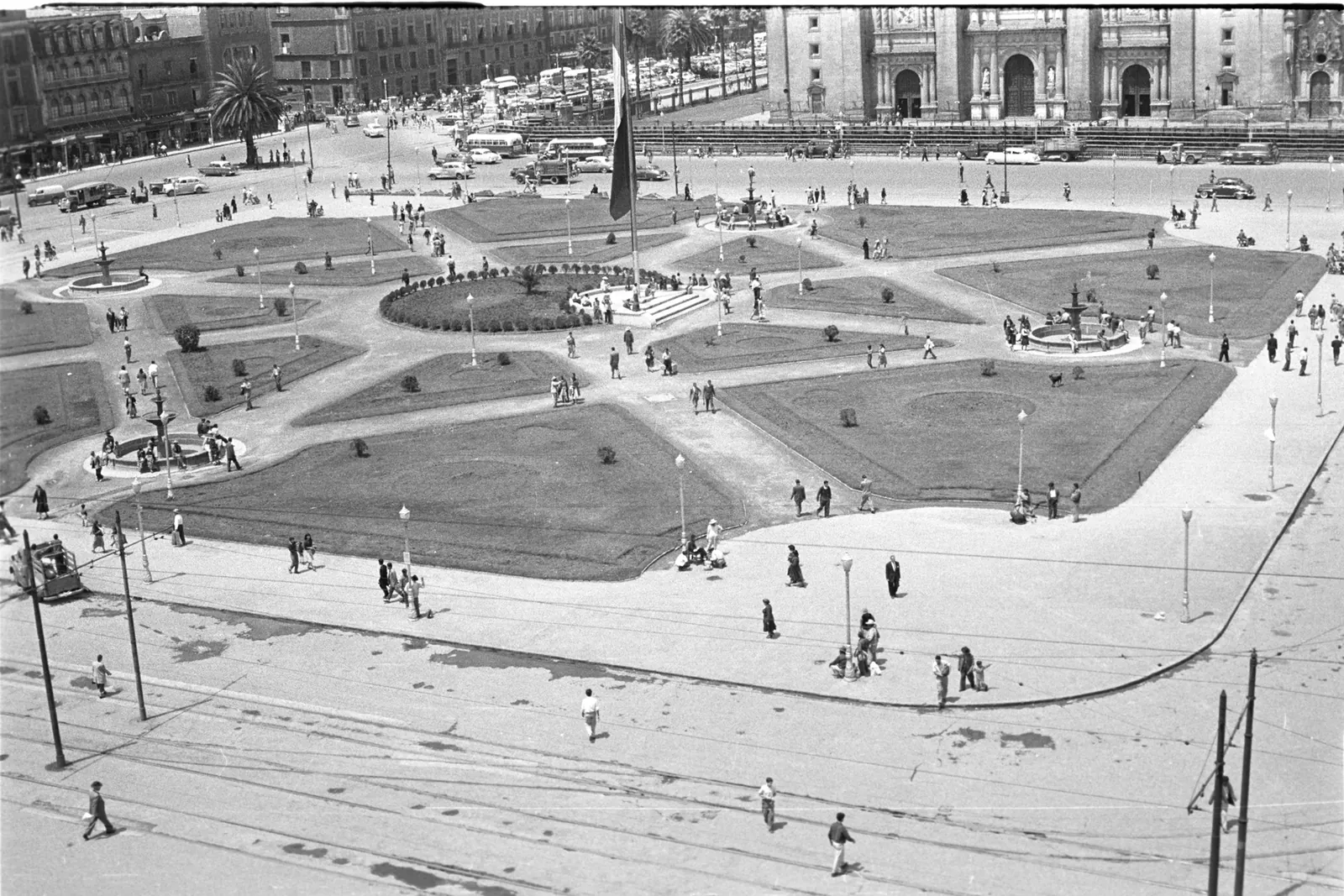 El Zócalo de la Ciudad de México el 14 de septiembre de 1954, con el asta en el centro de los jardines