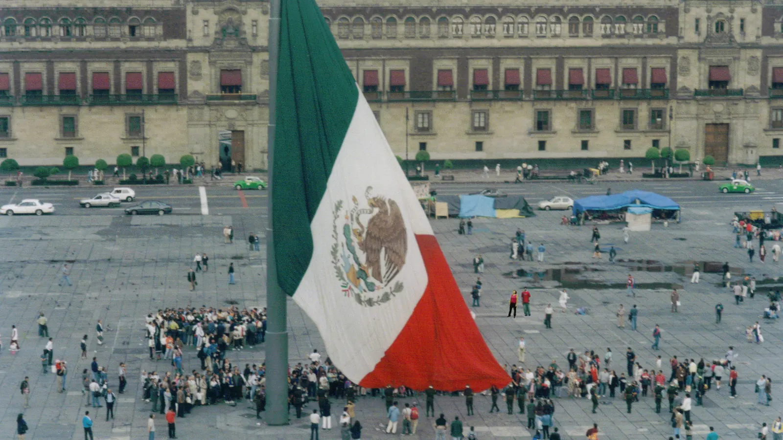 La bandera monumental del Zócalo vista desde arriba, con las personas en la plaza para comparar su tamaño