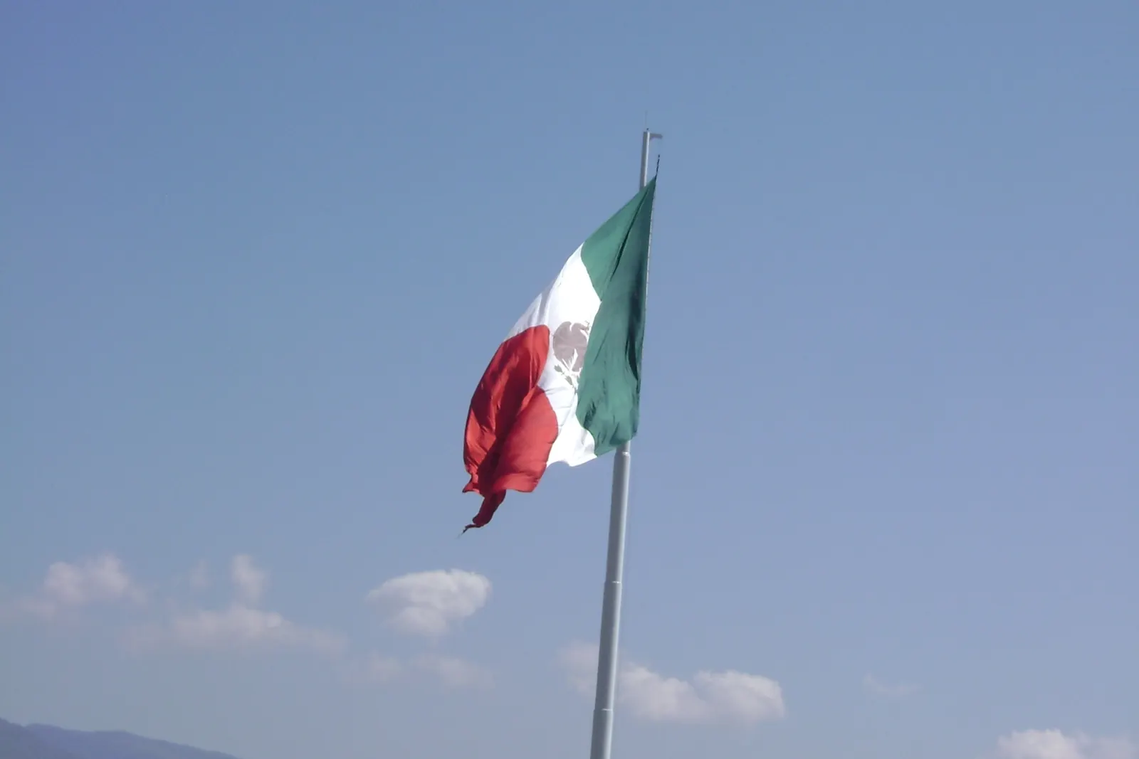 La bandera más grande de Chiapas en un asta monumental, con el valle al fondo