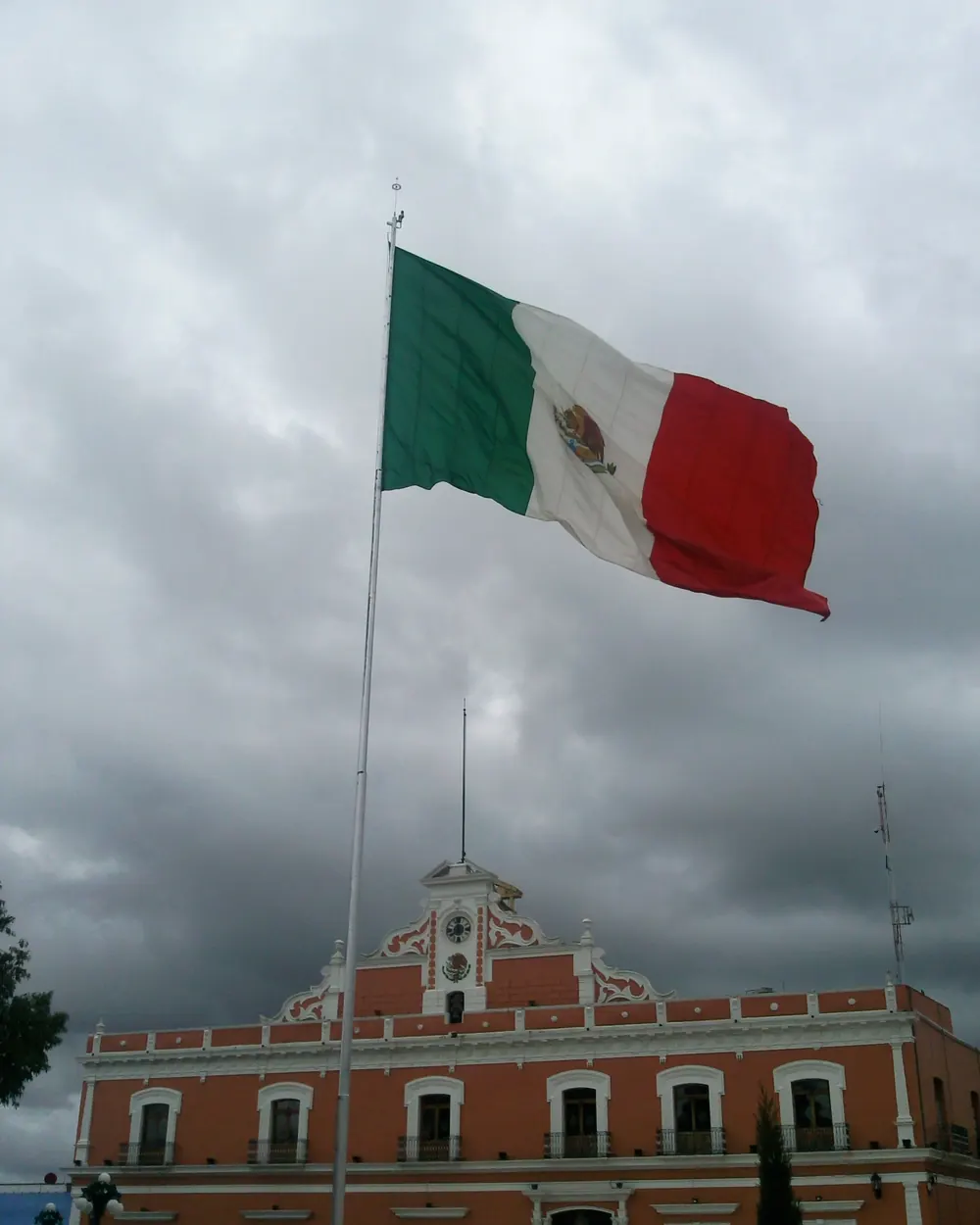 El Palacio Municipal de Huamantla, Tlaxcala, con la Bandera Nacional en un asta sobre el edificio