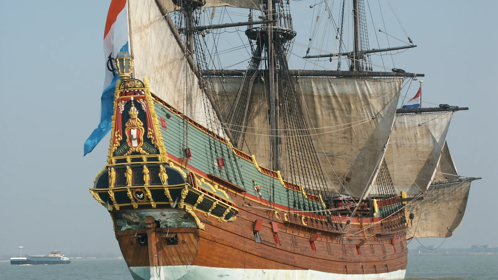 De replica van het VOC-schip Batavia onder zeil, met de prinsenvlag aan de achtersteven