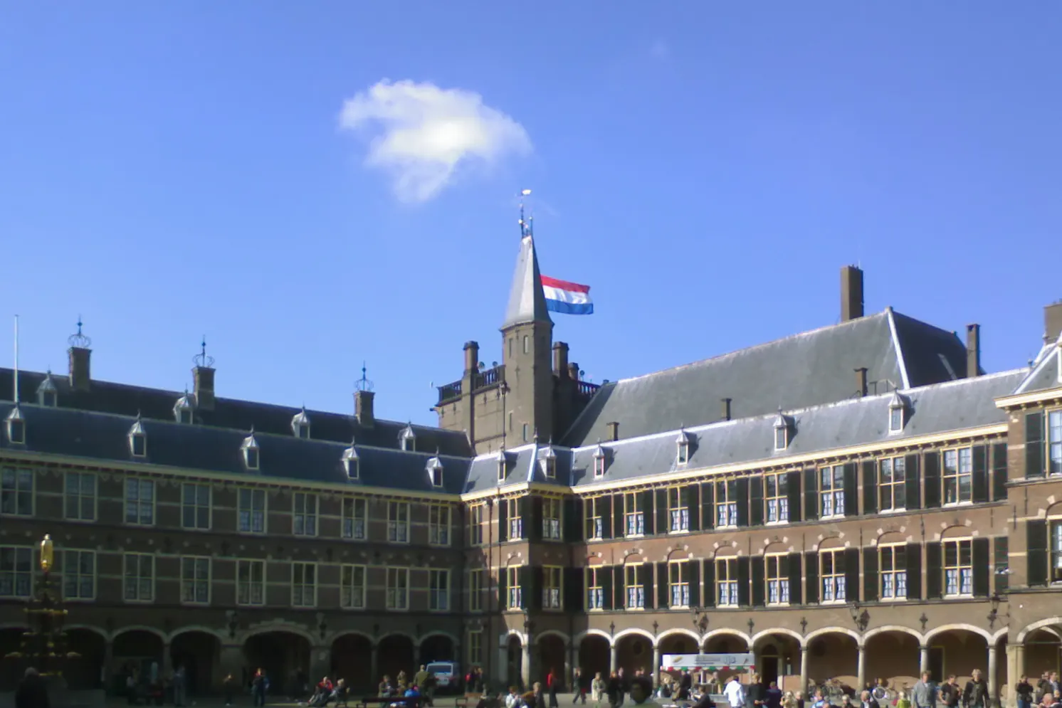 Het Binnenhof in Den Haag met de Nederlandse vlag op de toren