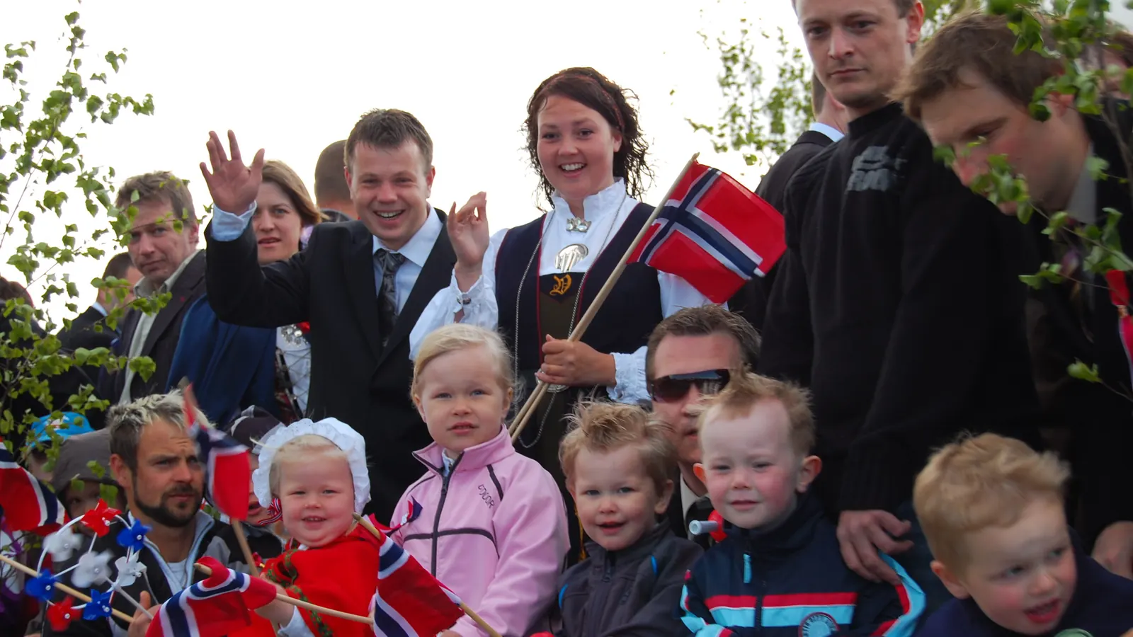 Barnehagebarn og voksne med norske flagg på et lasteplan på 17. mai