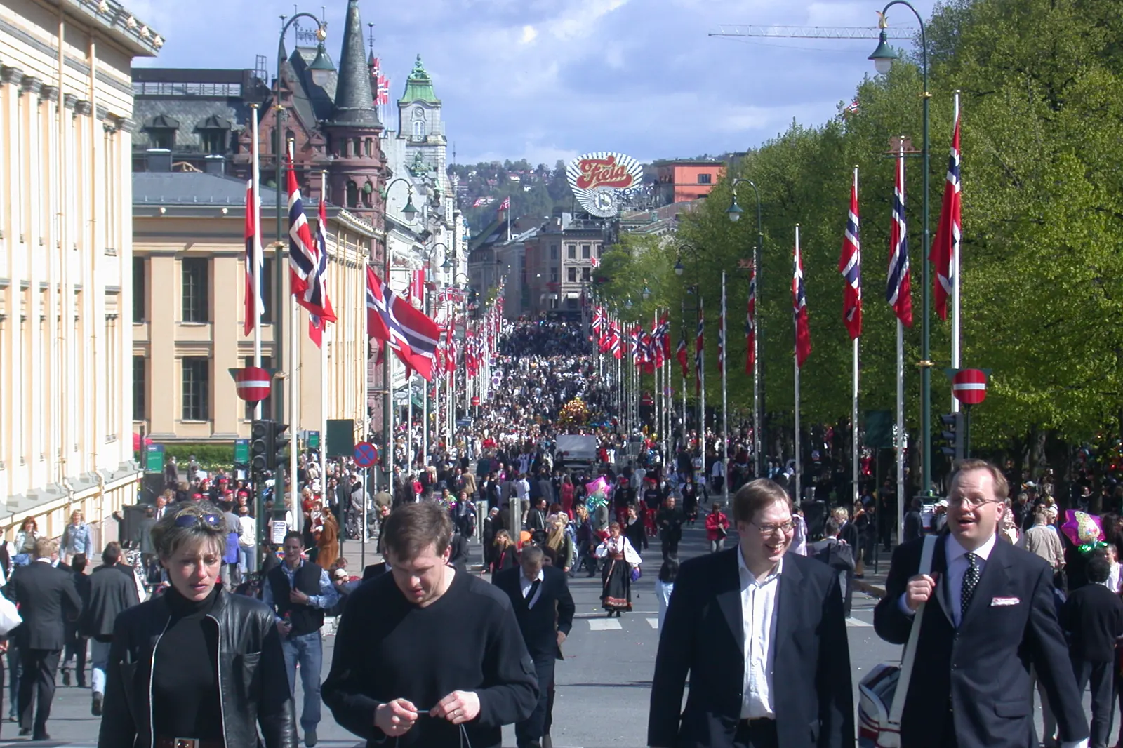 Lange rekker med norske flagg på stenger langs Karl Johans gate