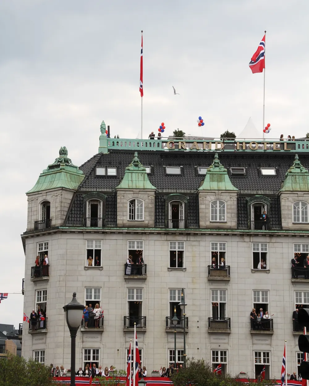 Grand Hotel i Oslo med norske flagg på stenger på taket