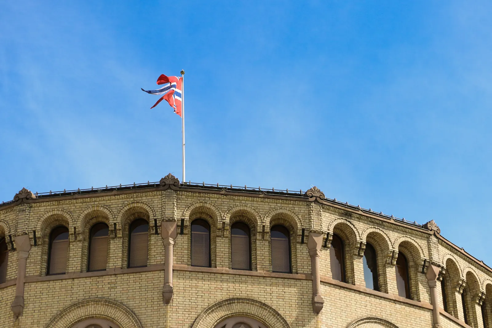 Det norske flagget på en stang på taket av Stortinget