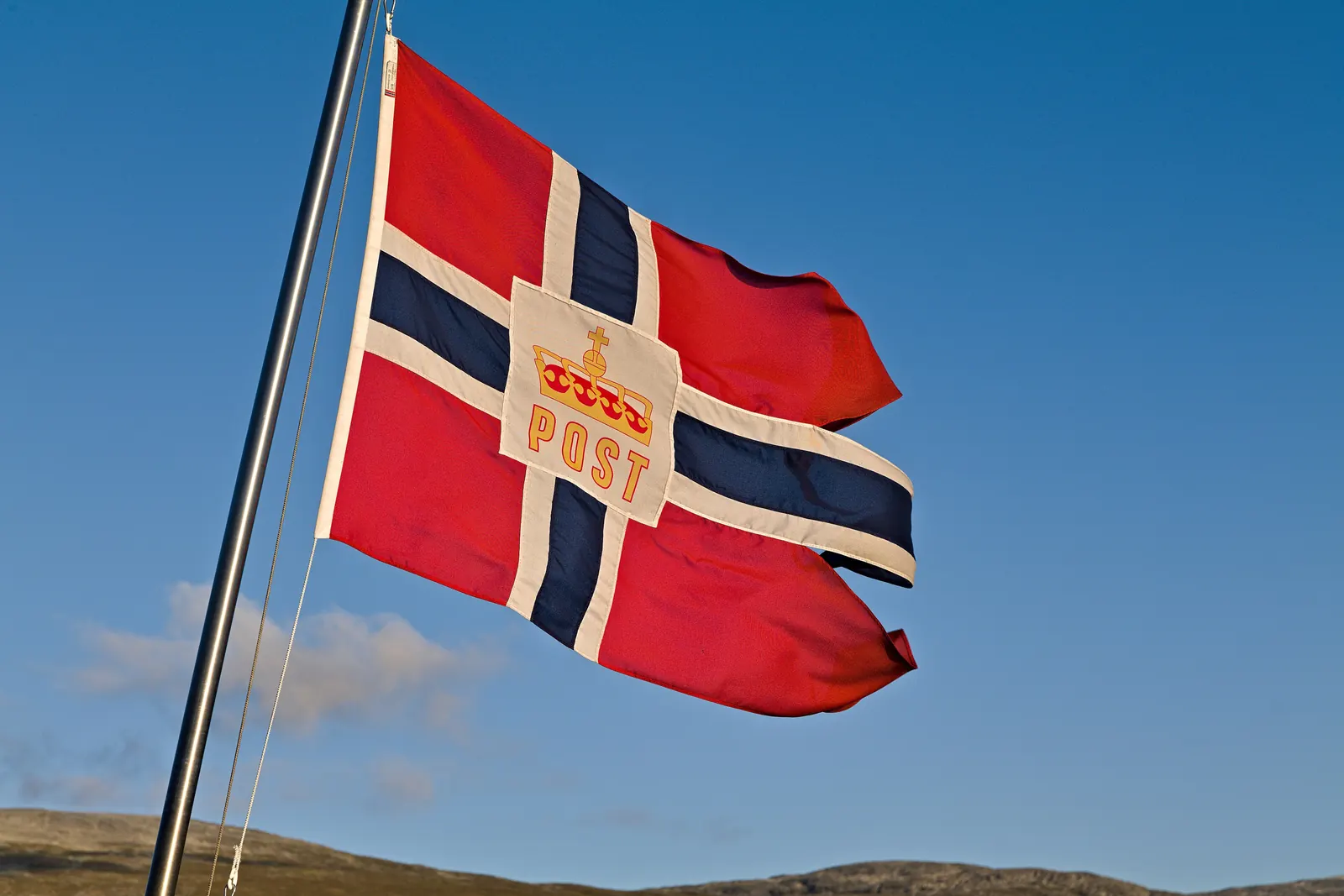 Det norske postflagget, et splittflagg med posthorn og krone i et hvitt felt, på skipet Vesterålen