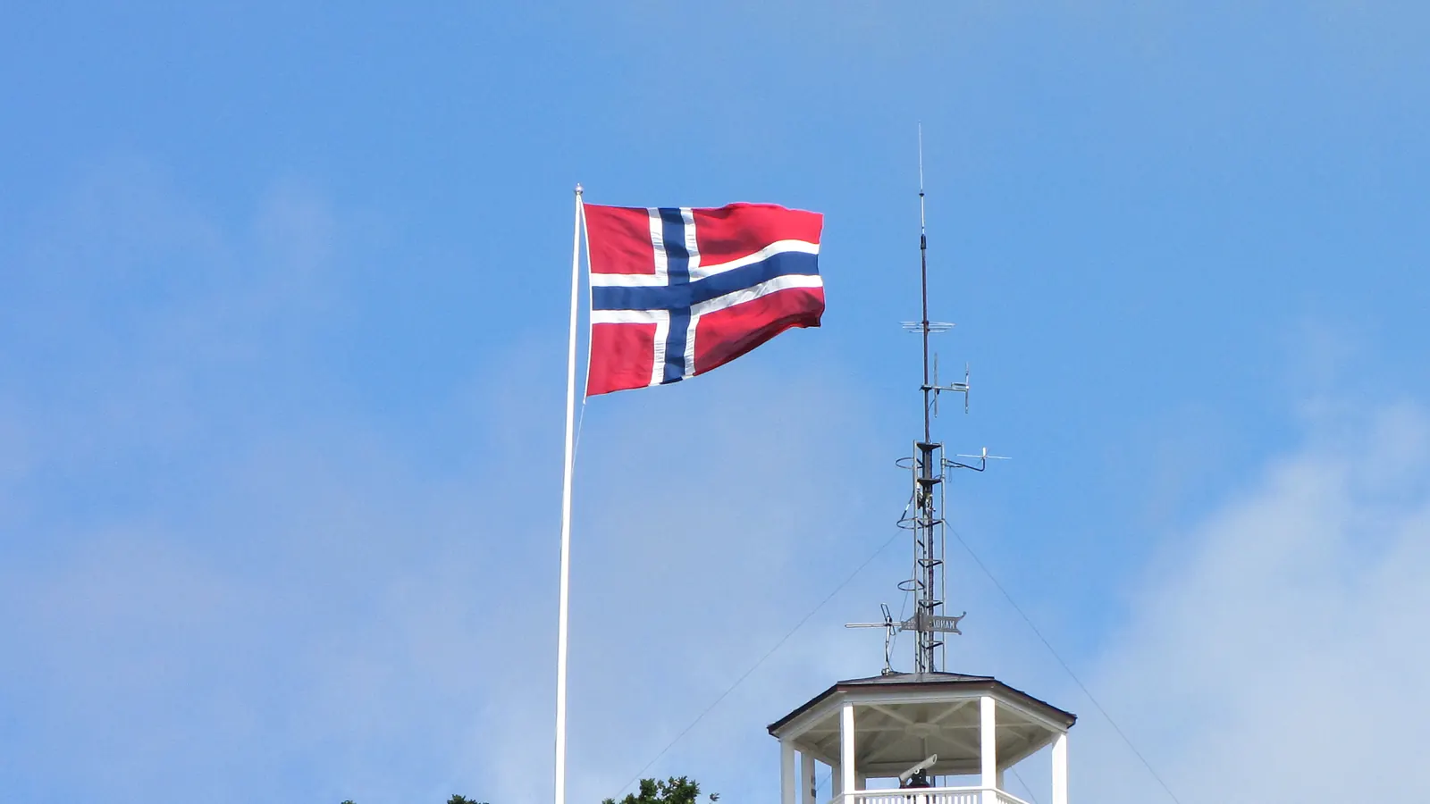 Norsk flagg på en hvit flaggstang ved utsiktspaviljongen Uranienborg i Mandal