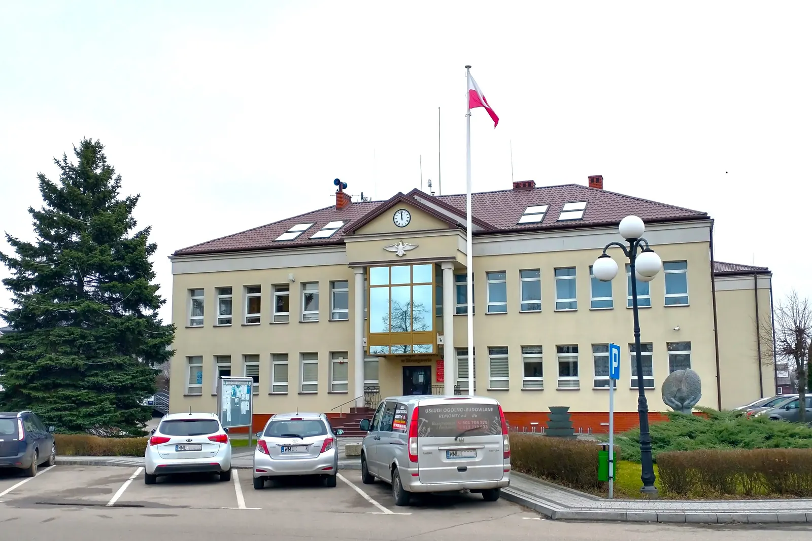 Budynek Urzędu Gminy Strzegowo z biało-czerwoną flagą na maszcie