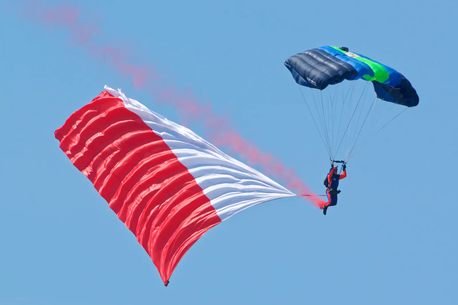 Spadochroniarz z wielką biało-czerwoną flagą podczas pokazów lotniczych w Poznaniu