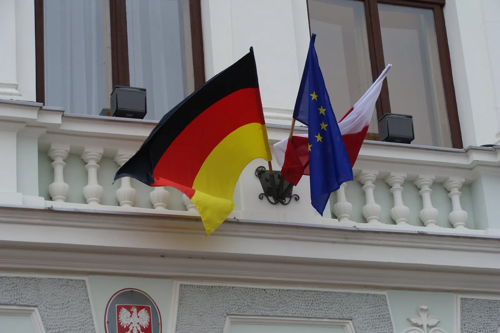 Flagi Niemiec, Unii Europejskiej i Polski na balkonie w Sanoku