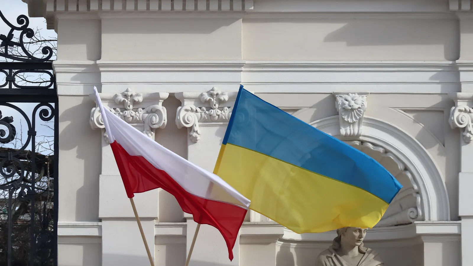 Flagi Polski i Ukrainy przy głównej bramie Uniwersytetu Warszawskiego w 2022 roku