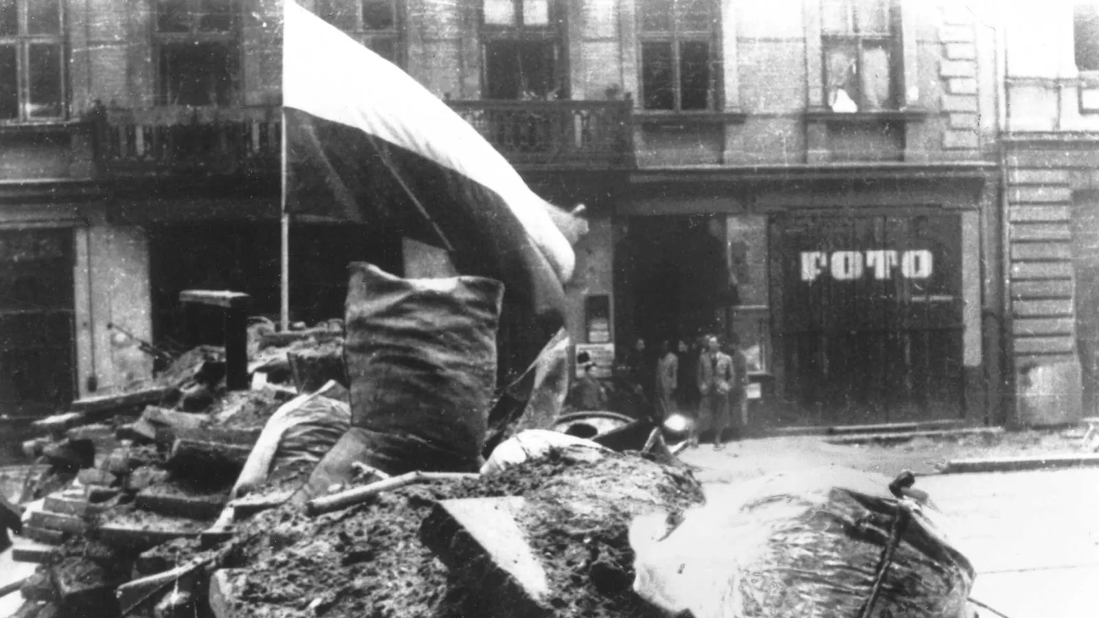 Flaga na barykadzie w Warszawie w 1944 roku