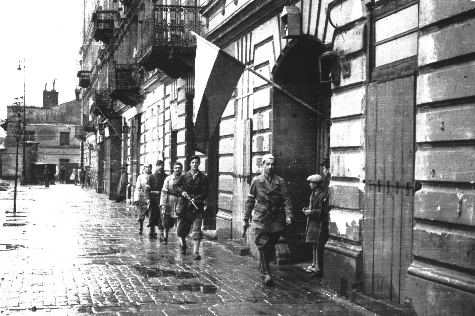 Biało-czerwona flaga na fasadzie kamienicy podczas Powstania Warszawskiego w 1944 roku