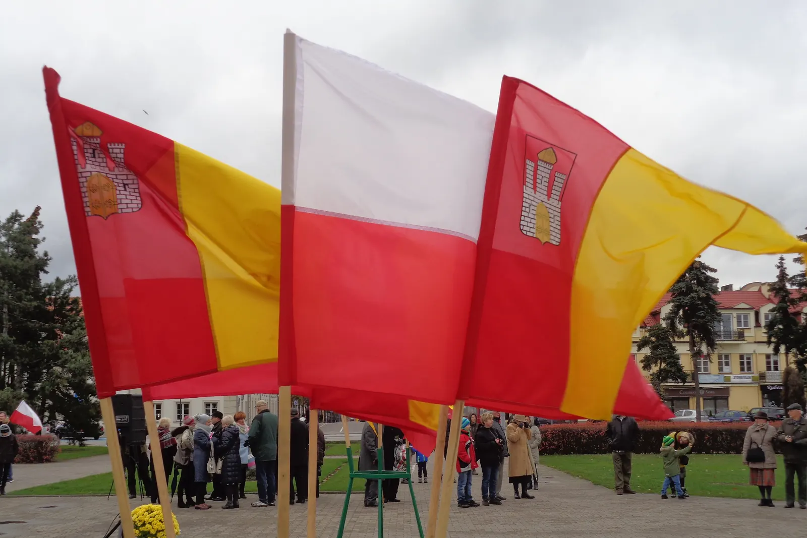 Flaga Polski między dwiema flagami Włocławka podczas Narodowego Święta Niepodległości