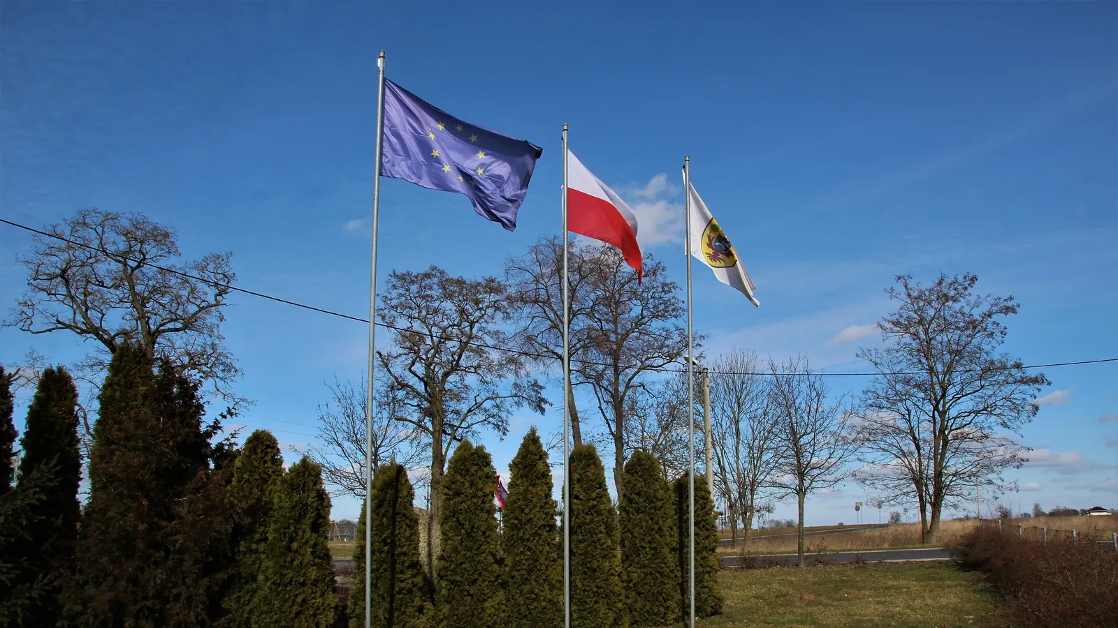 Flagi Unii Europejskiej, Polski i gminy Dopiewo na trzech masztach w Trzcielinie