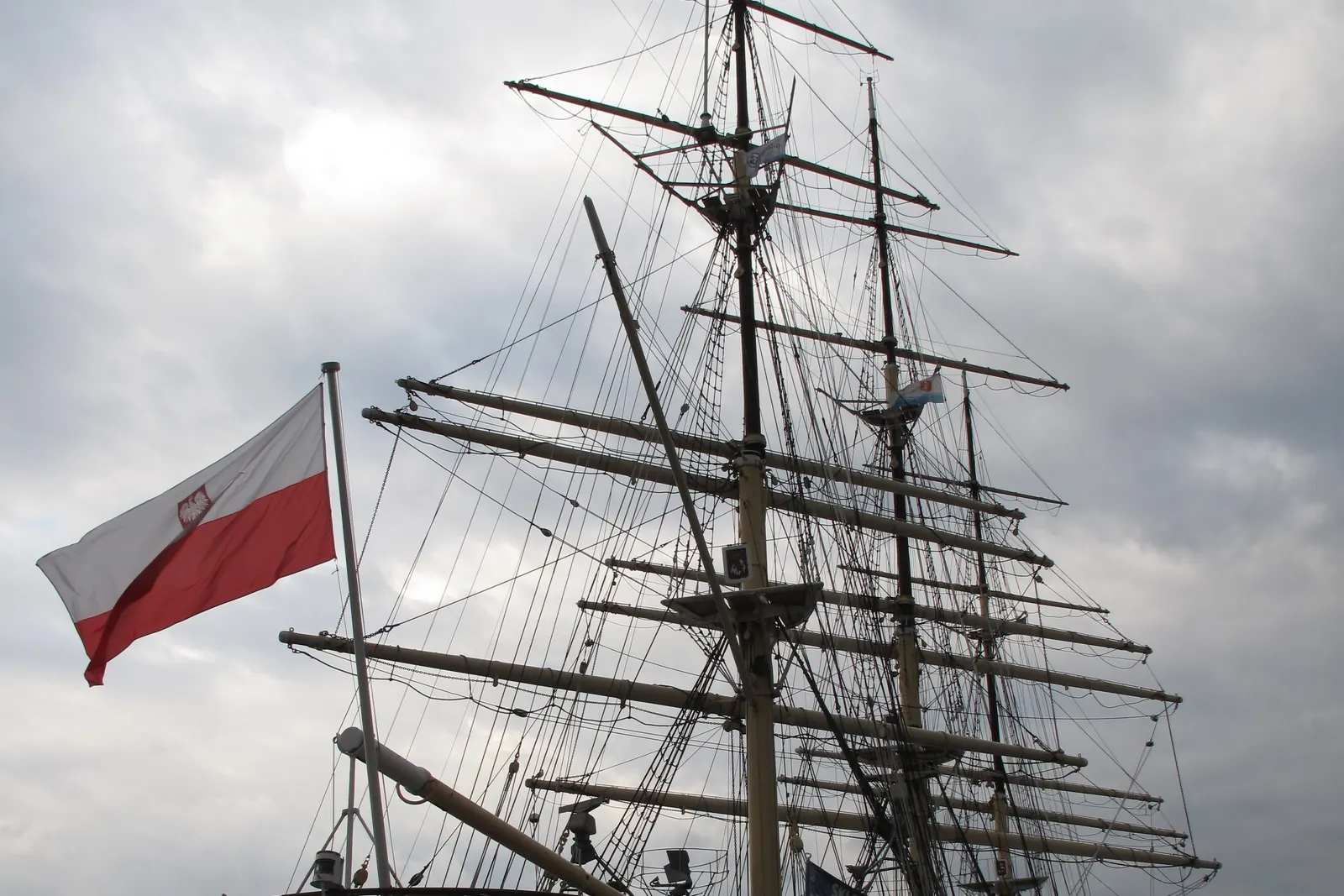 Żaglowiec Dar Pomorza w Gdyni z biało-czerwoną banderą na rufie