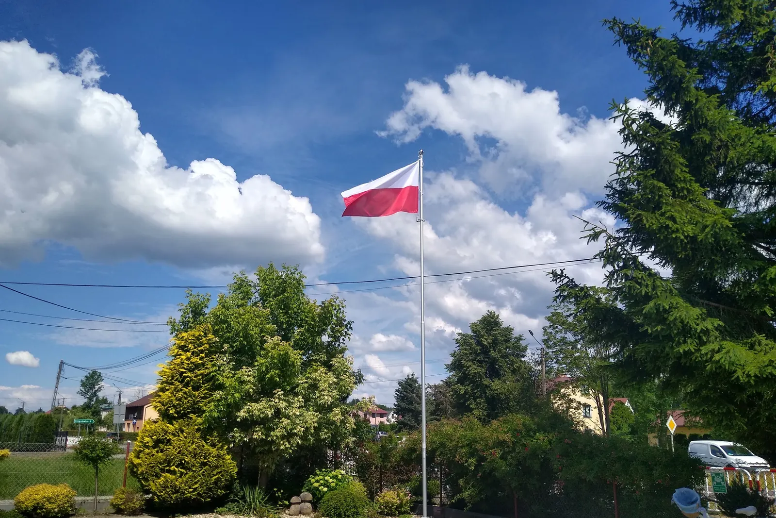Wolno stojący maszt flagowy przy szkole w Siedlance