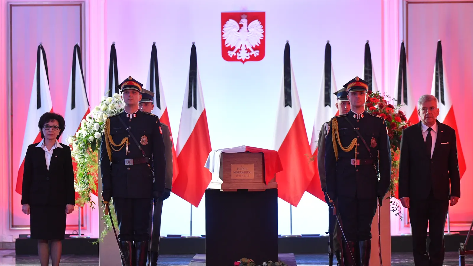 Flagi Polski z czarnym kirem w Sali Kolumnowej Sejmu podczas uroczystości pożegnania