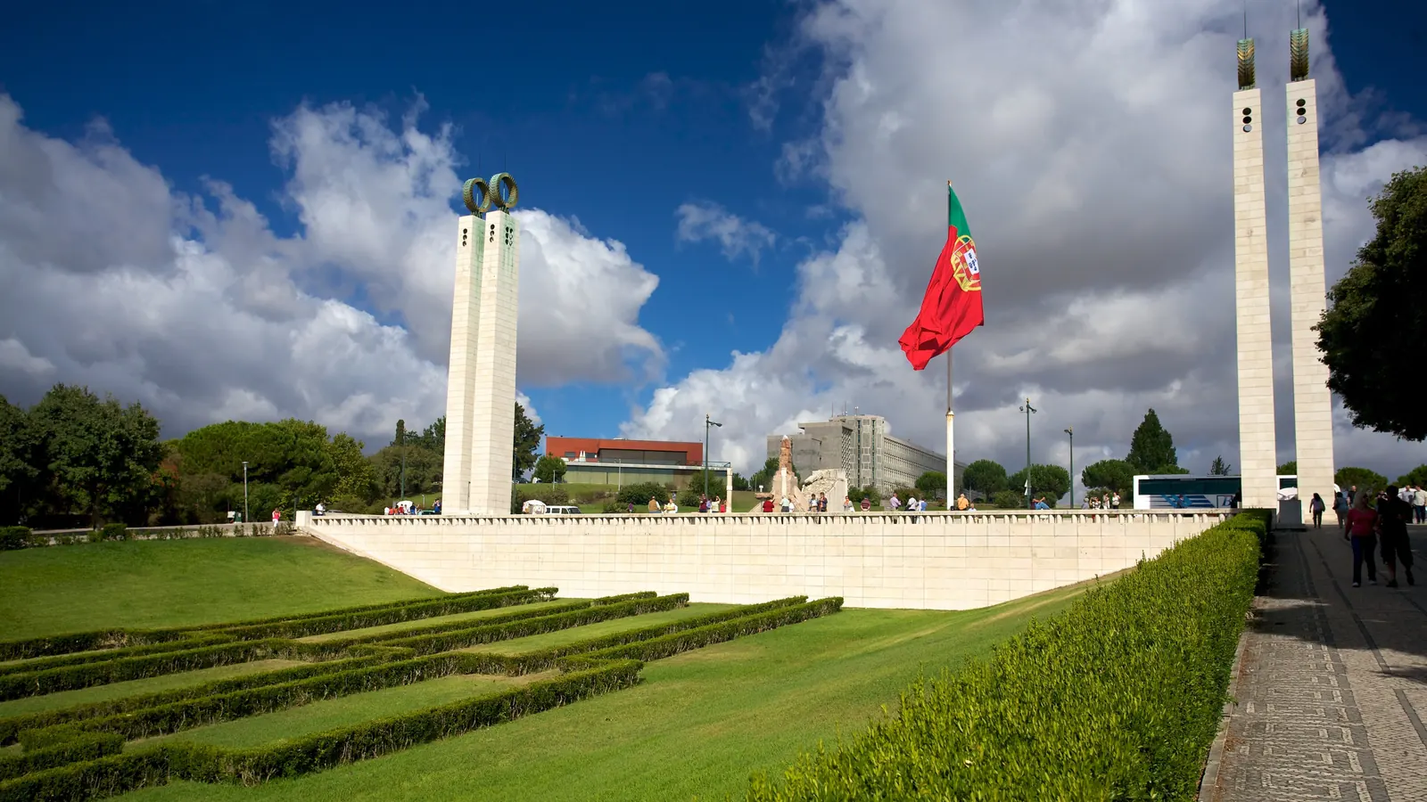 A grande Bandeira Nacional no topo do Parque Eduardo VII, em Lisboa, entre os dois pilares do miradouro, no 25 de Abril de 2014