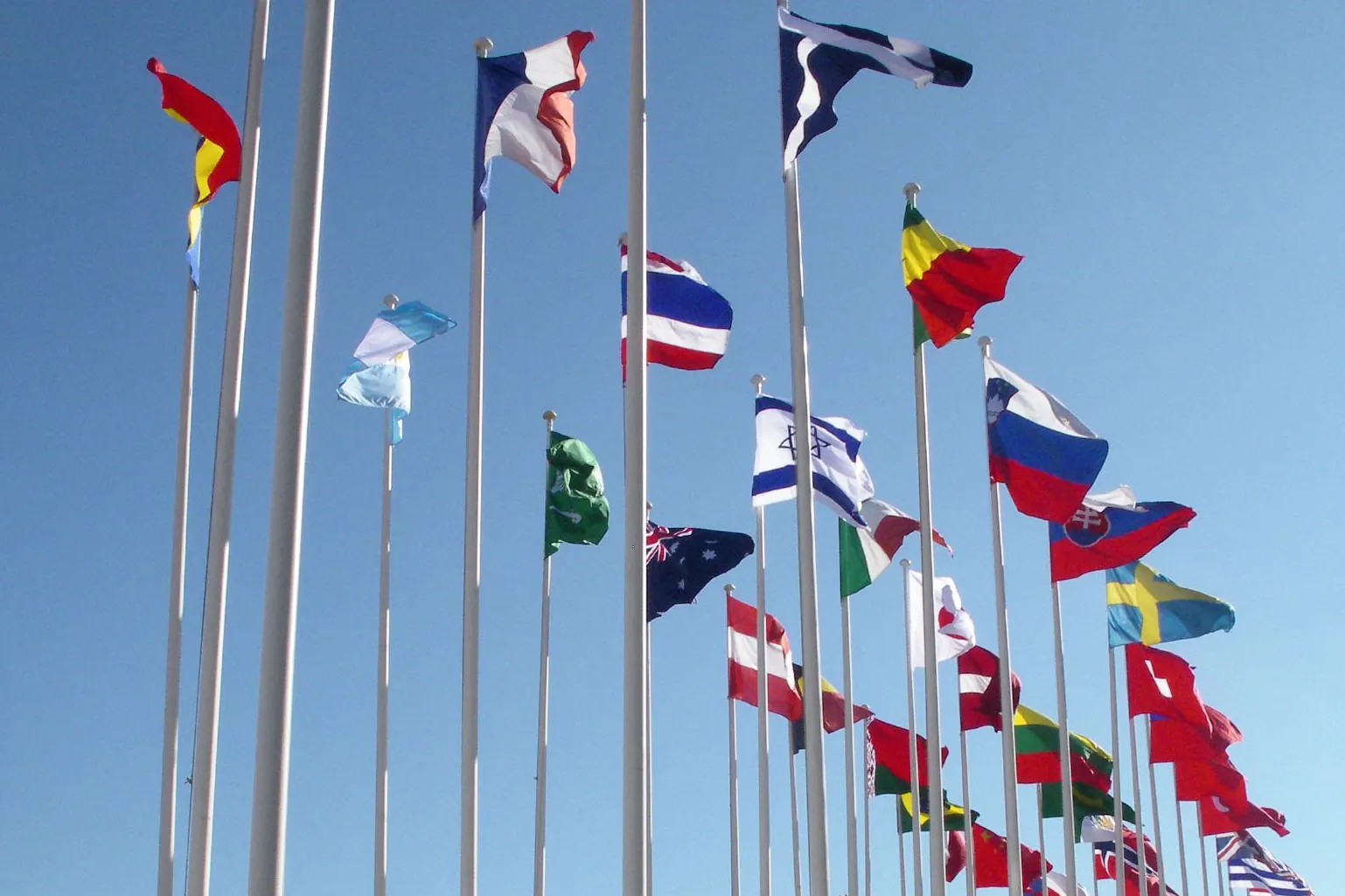 Mastros com bandeiras de vários países em Belém, Lisboa