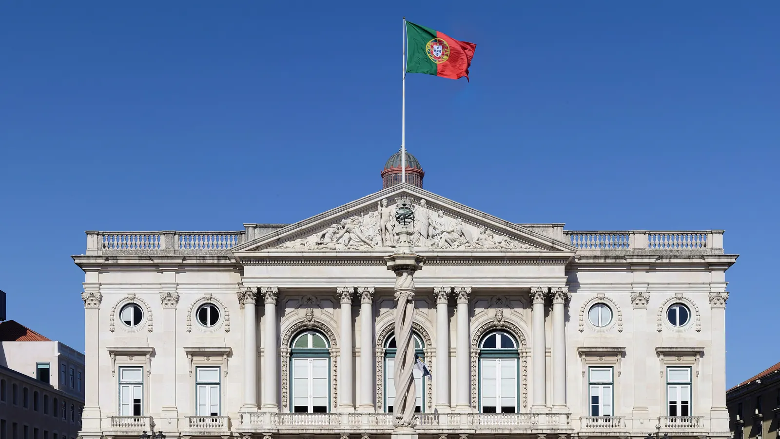 Os Paços do Concelho de Lisboa com a Bandeira Nacional no mastro do telhado