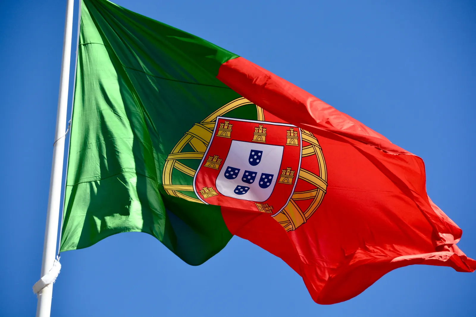 Pormenor da grande bandeira do Parque Eduardo VII com a esfera armilar, o escudo, as quinas e os castelos