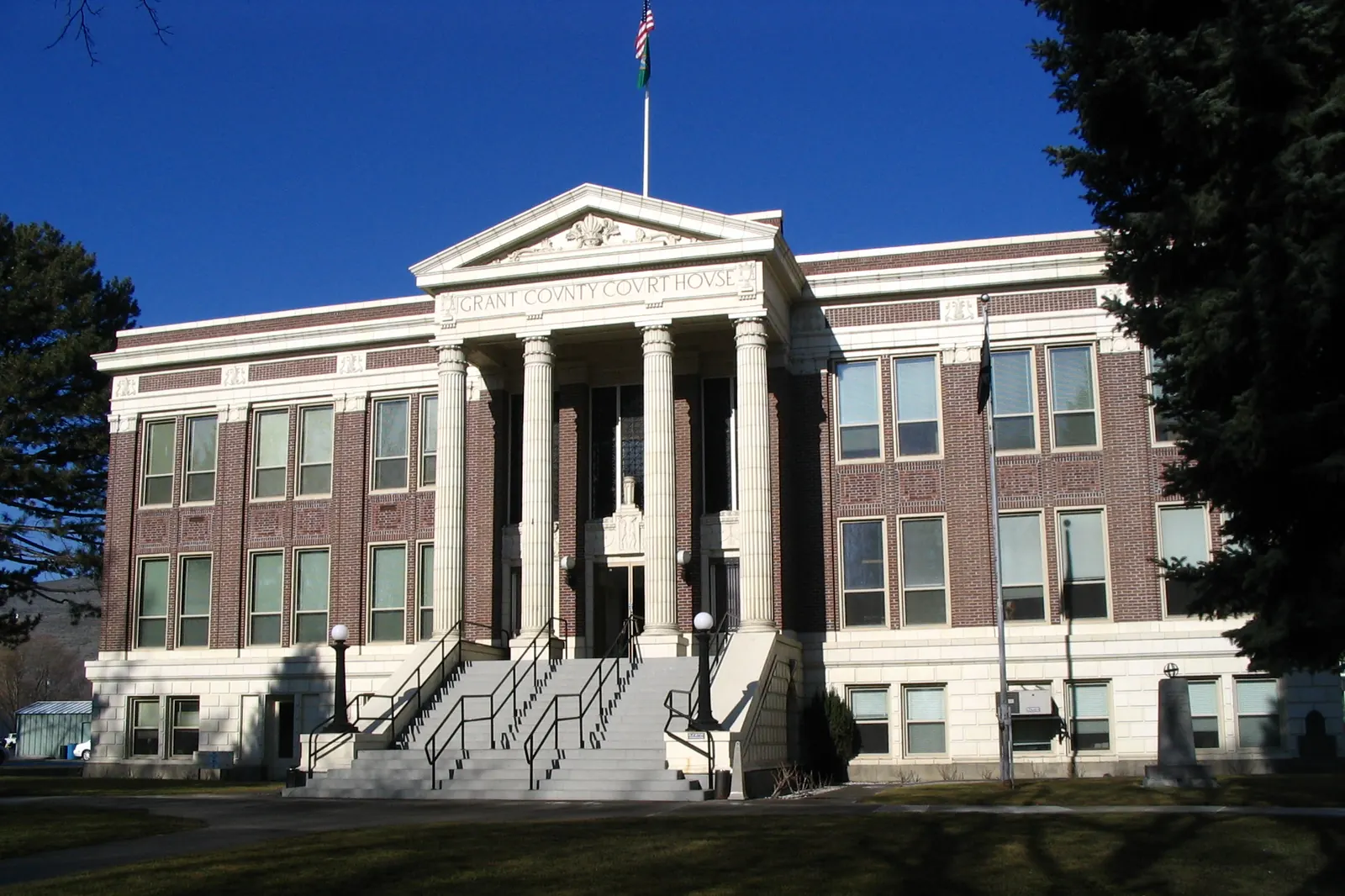 Grant County Courthouse in Ephrata, Washington, with the flag of the United States
